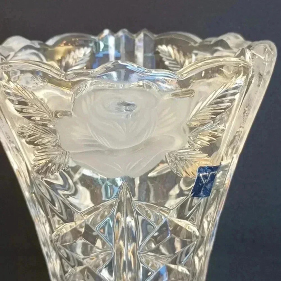 Vintage West German Fine Crystal Vase with Frosted Roses 24% Leaded - Picture 2 of 5
